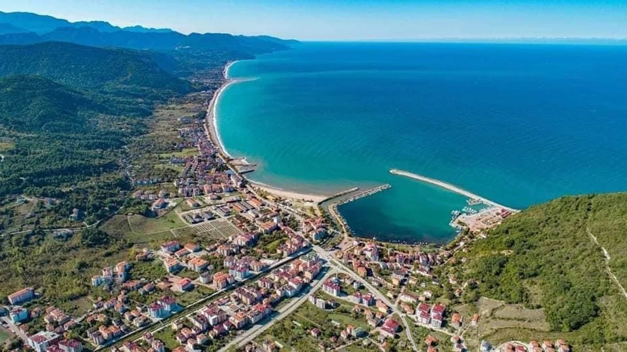 Cide, a long Black Sea beach town with surfable swell