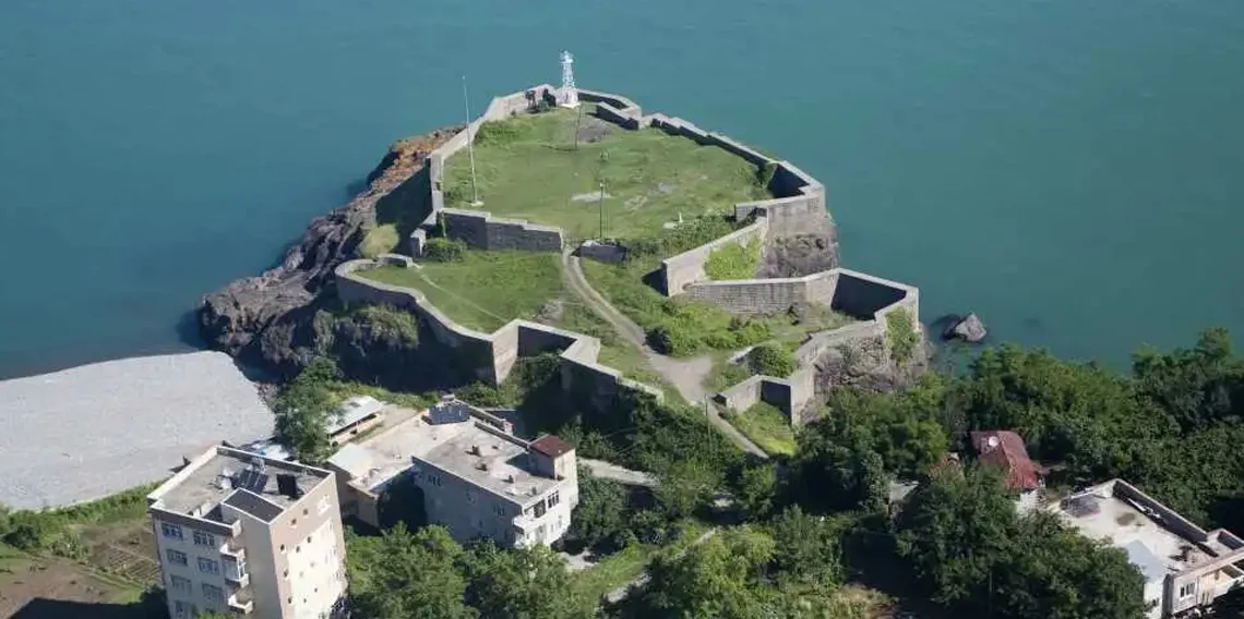 Giresun hilltop castle with a panorama over the bay