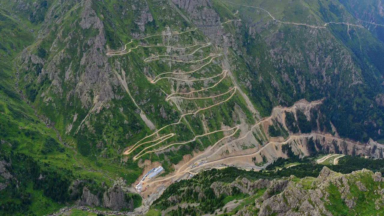 Loose gravel hairpins on the Trans-Kaçkar pass near 3,000 metres
