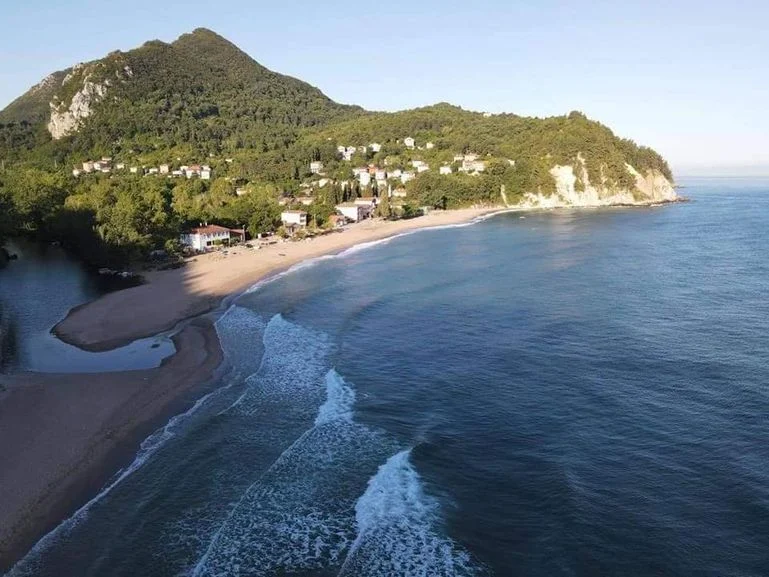 Kapısuyu harbour village with its beach and river mouth